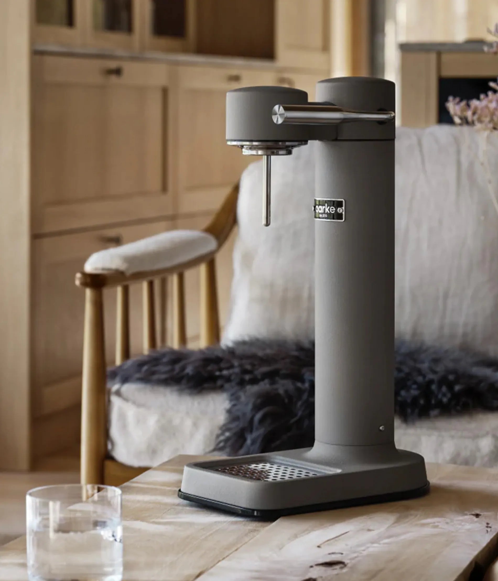 Aarke Carbonator 3 Matte Grey for elegant home interiors and beverage corners - ماكينة آر كي كاربونيتر 3 الرمادية، لمسة فخامة لركن المشروبات والضيافة في منازل الكويت الحديثة - Premium Swedish design for a healthy lifestyle.