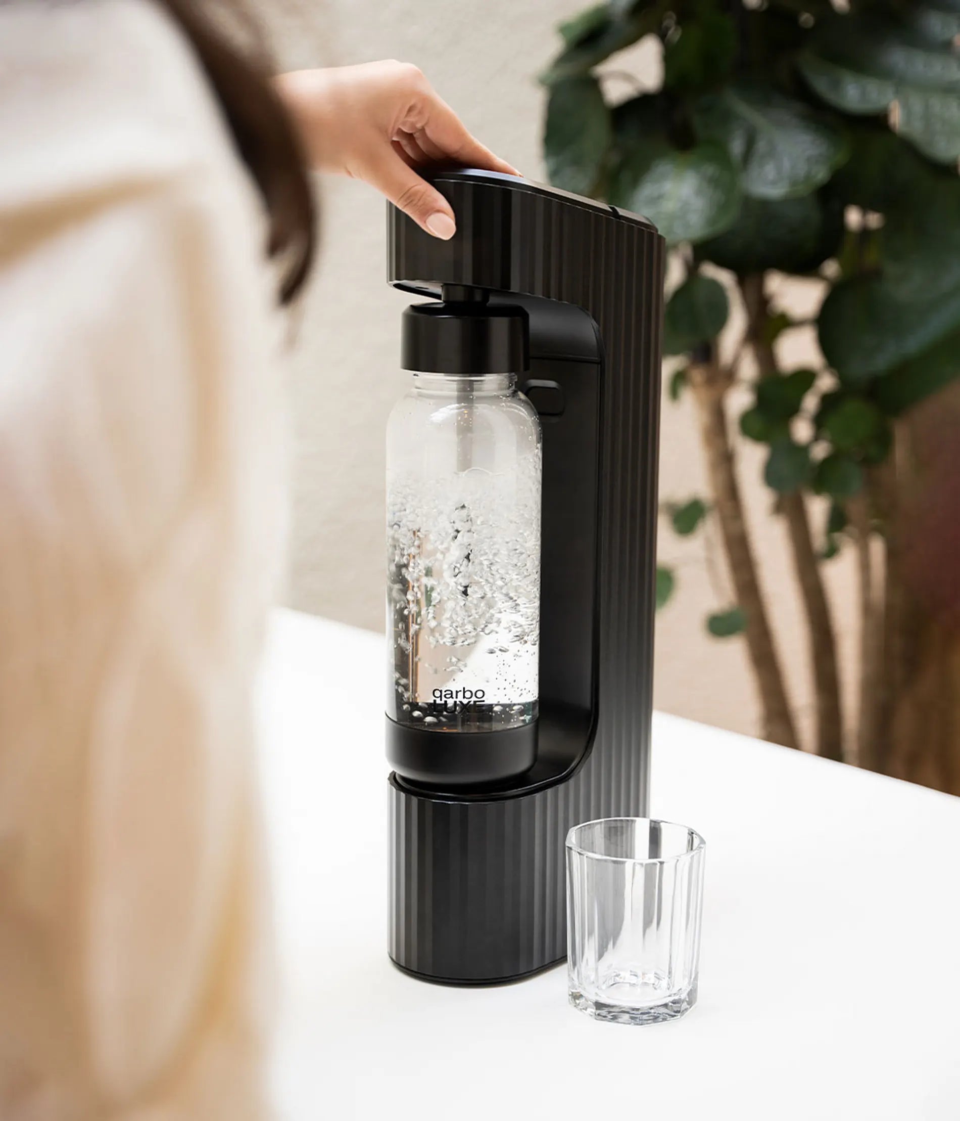 Make fresh sparkling water at home with Seleo Qarbo Black - استمتع بتحضير مياه فوارة طازجة وصحية في منزلك مع سيلو كاربو الأسود بضغطة زر - The best one-touch carbonation machine in Kuwait