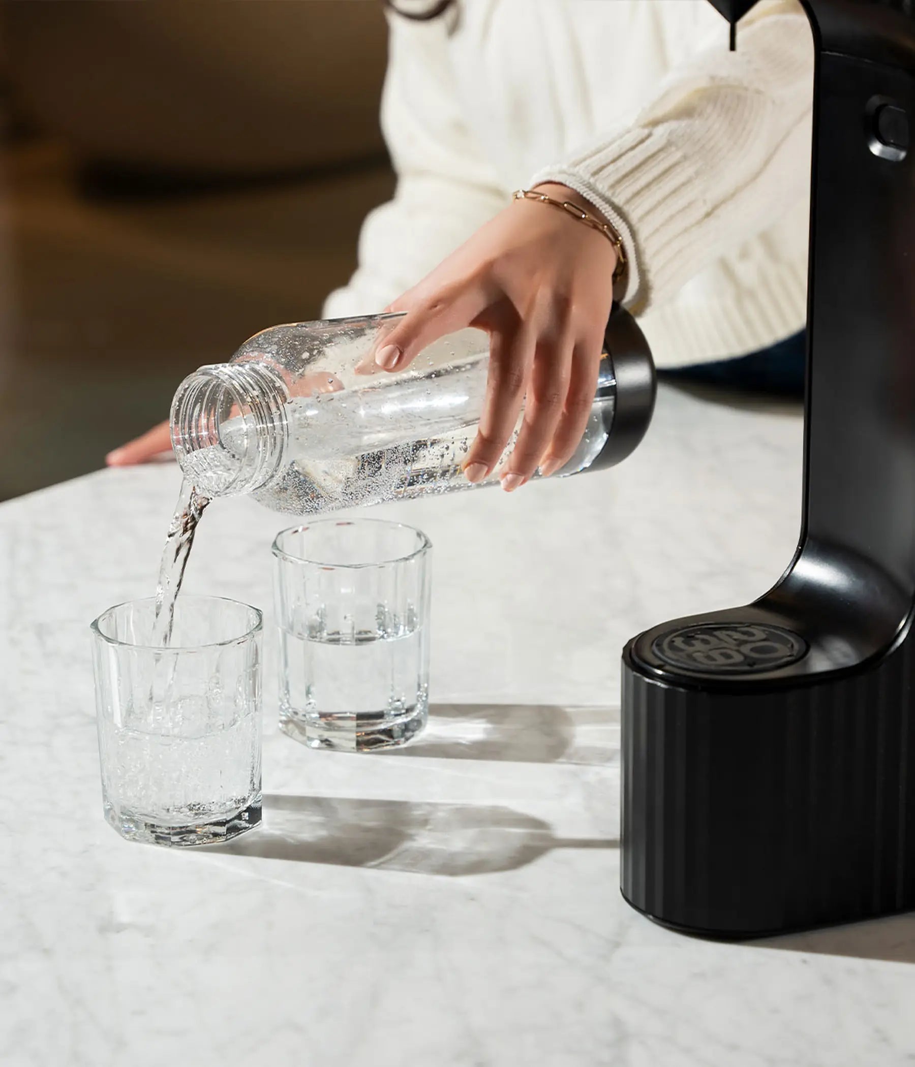 Premium hospitality experience with Seleo Qarbo Black soda maker in Kuwait - ارتقِ بمستوى الضيافة في منزلك مع ماكينة سيلو كاربو السوداء الفاخرة لتحضير أرقى المشروبات الفوارة في الكويت - Elegant serving for modern Kuwaiti gatherings.