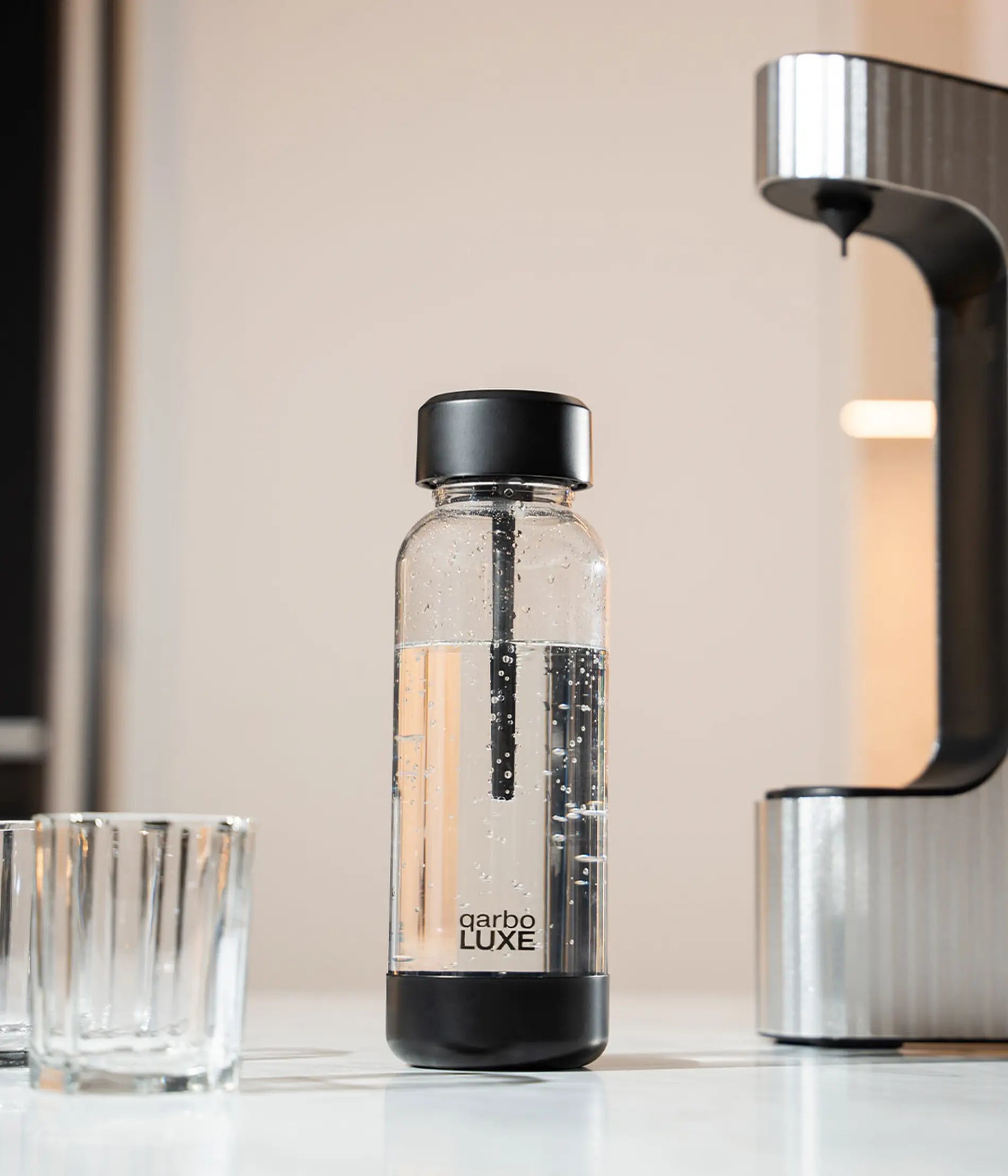 Seleo Qarbo Luxe silver soda maker for luxury home interior - أضف لمسة رفاهية لمطبخك مع ماكينة سيلو كاربو سلفر لصنع الصودا والمياه الغازيه والضيافة المميزة في الكويت - Elegant sparkling water experience