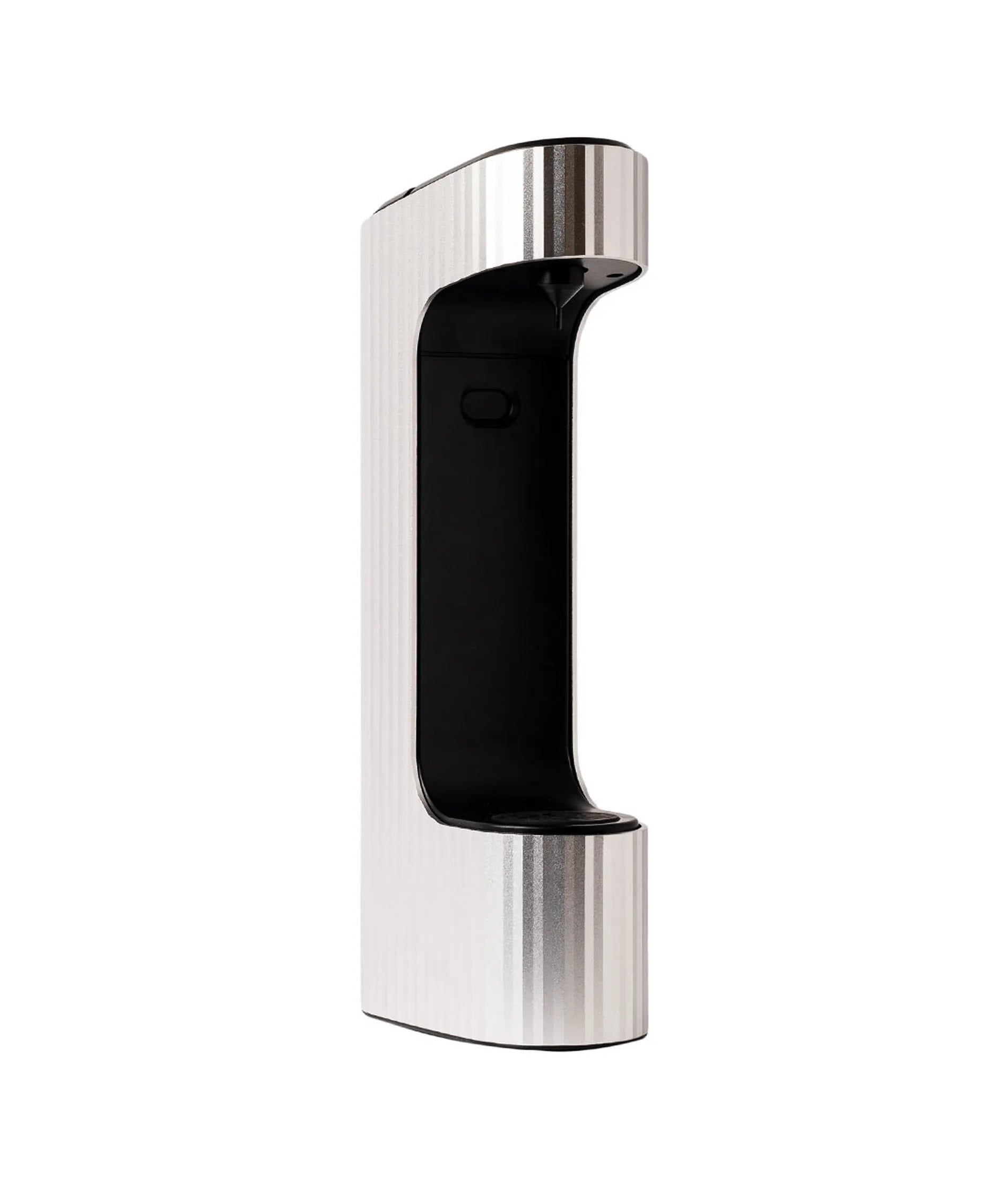Seleo Qarbo silver soda maker with sleek designer finish for home bars in Kuwait - أرقى جهاز كربنة مياه منزلي بتصميم عصري يضيف لمسة جمالية لركن المشروبات بالكويت - Luxury sparkling water machine