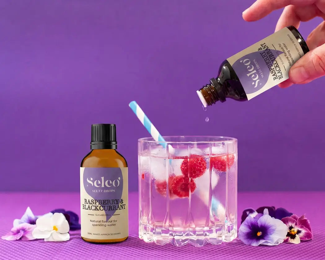 Premium Seleo Raspberry and Blackcurrant seltz drops lifestyle serving in Kuwait - طريقة تقديم قطرات نكهة التوت والكشمش الأسود من سيلو مع الماء الفوار والثلج، فخامة وانتعاش مثالي لضيافة الصيف في الكويت - Zero sugar berry bliss