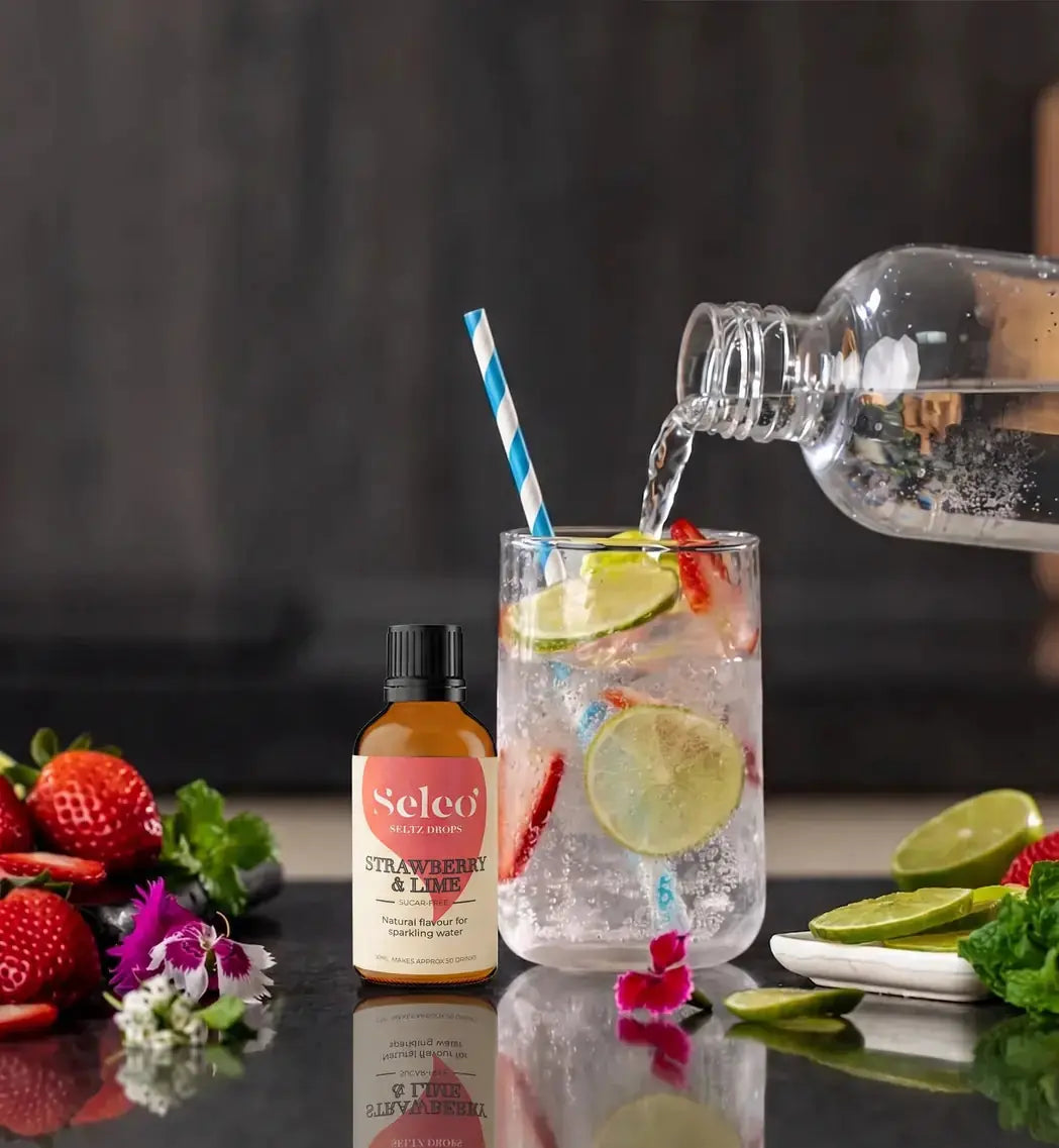 Pouring fresh sparkling water mixed with Seleo Strawberry and Lime drops in Kuwait - لقطة حركية لصب المياه الفوارة المنعشة بنكهة الفراولة والليمون الأخضر من سيلو، تحضير سريع وصحي للموهيتو في منازل الكويت - 100% Sugar-free.