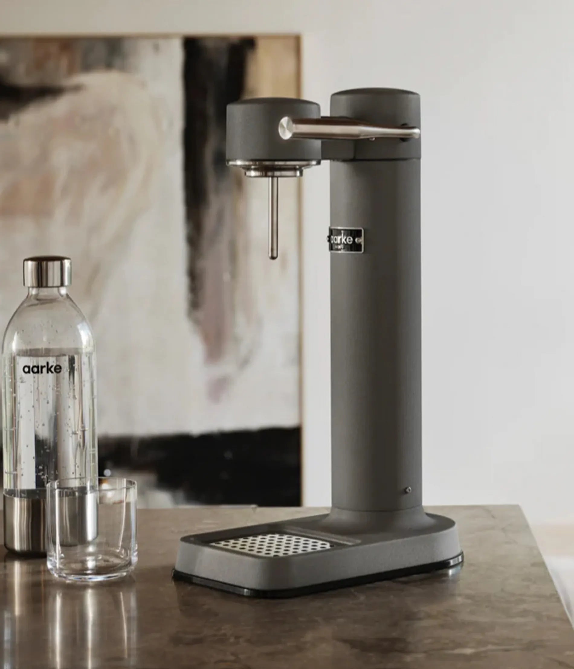 Aarke Carbonator 3 Matte Grey sparkling water maker for premium kitchen interiors in Kuwait - جهاز آر كي كاربونيتر 3 الرمادي، إضافة فاخرة لديكور المطبخ وركن المشروبات في الكويت - High-end stainless steel carbonation for a modern home.