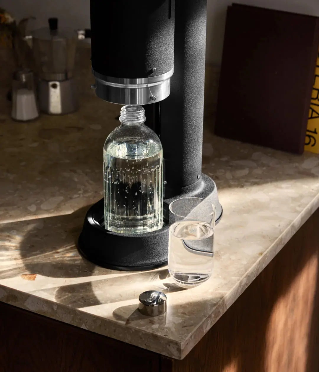 Aarke Carbonator Pro Matte Black with premium glass bottle for a healthy lifestyle in Kuwait - جهاز آر كي برو الأسود المطفأ مع الزجاجة الاحترافية، أناقة صحية لا تضاهى لمطابخ الكويت العصرية - Sustainable luxury hydration.