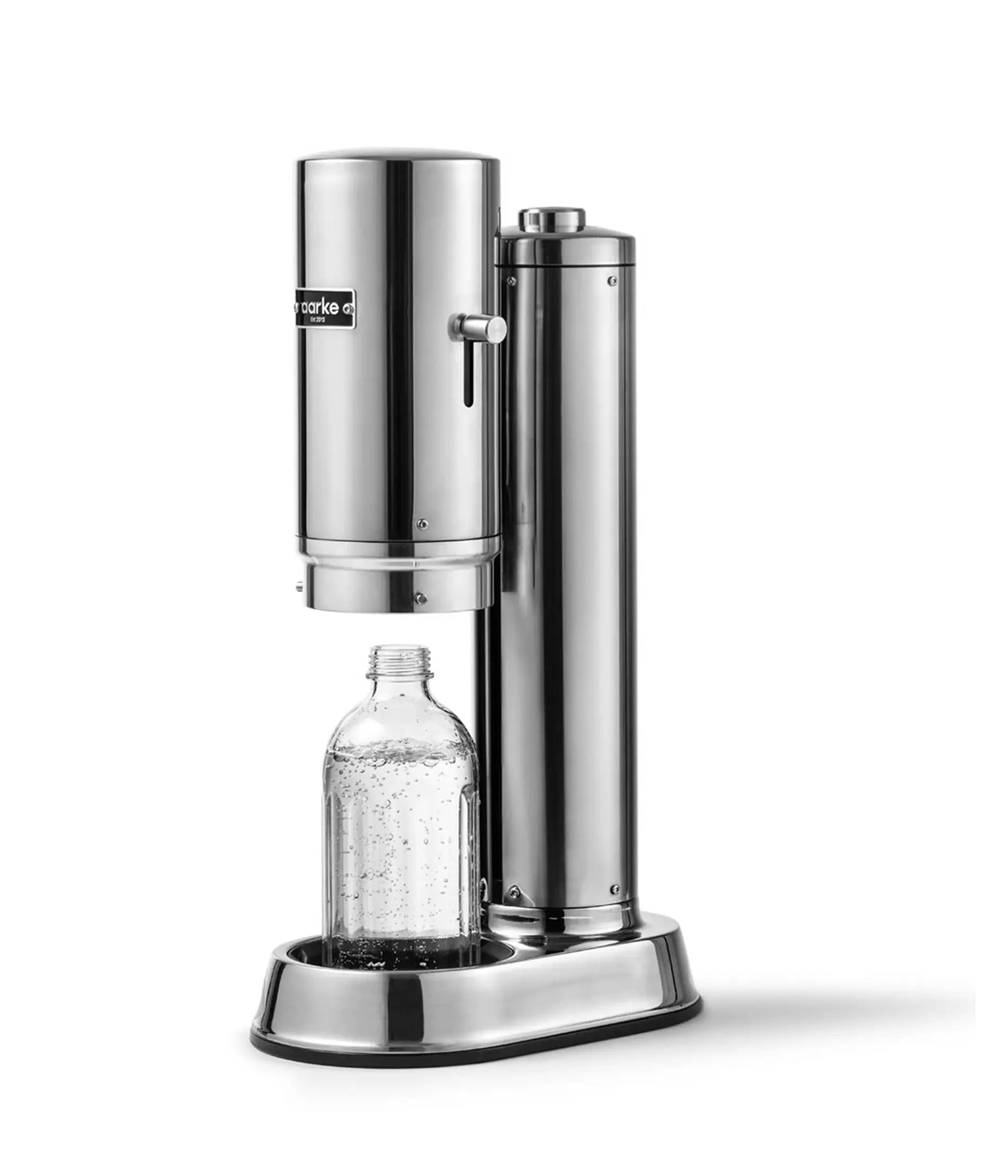 Aarke Carbonator Pro in polished stainless steel with eco-friendly glass bottle in Kuwait - جهاز آر كي برو الفولاذي المقاوم للصدأ مع الزجاجة الاحترافية، أفخم نظام لصنع الصودا والمياه الفوارة في الكويت - Scandinavian luxury for modern kitchens.