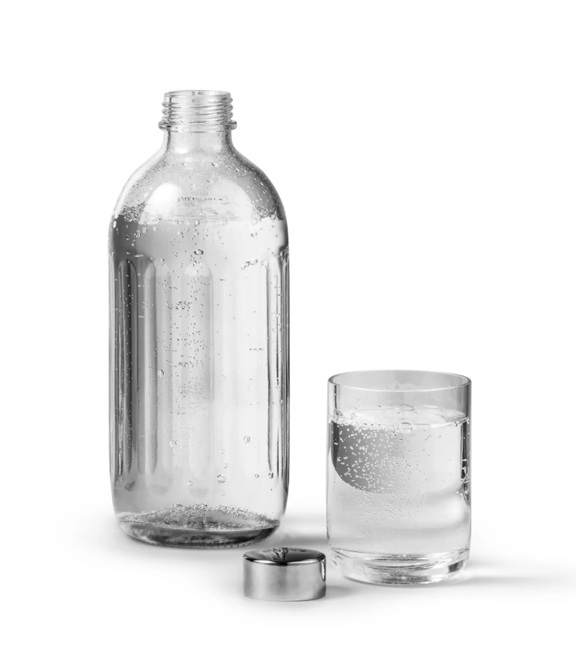 Aarke Glass Bottle Pro, elegant serving set for fresh sparkling water in Kuwait - زجاجة آرك  برو الزجاجية، لمسة من الأناقة والصحة لتقديم المياه الفوارة المنعشة في الكويت - Pure glass design for a sophisticated dining experience.