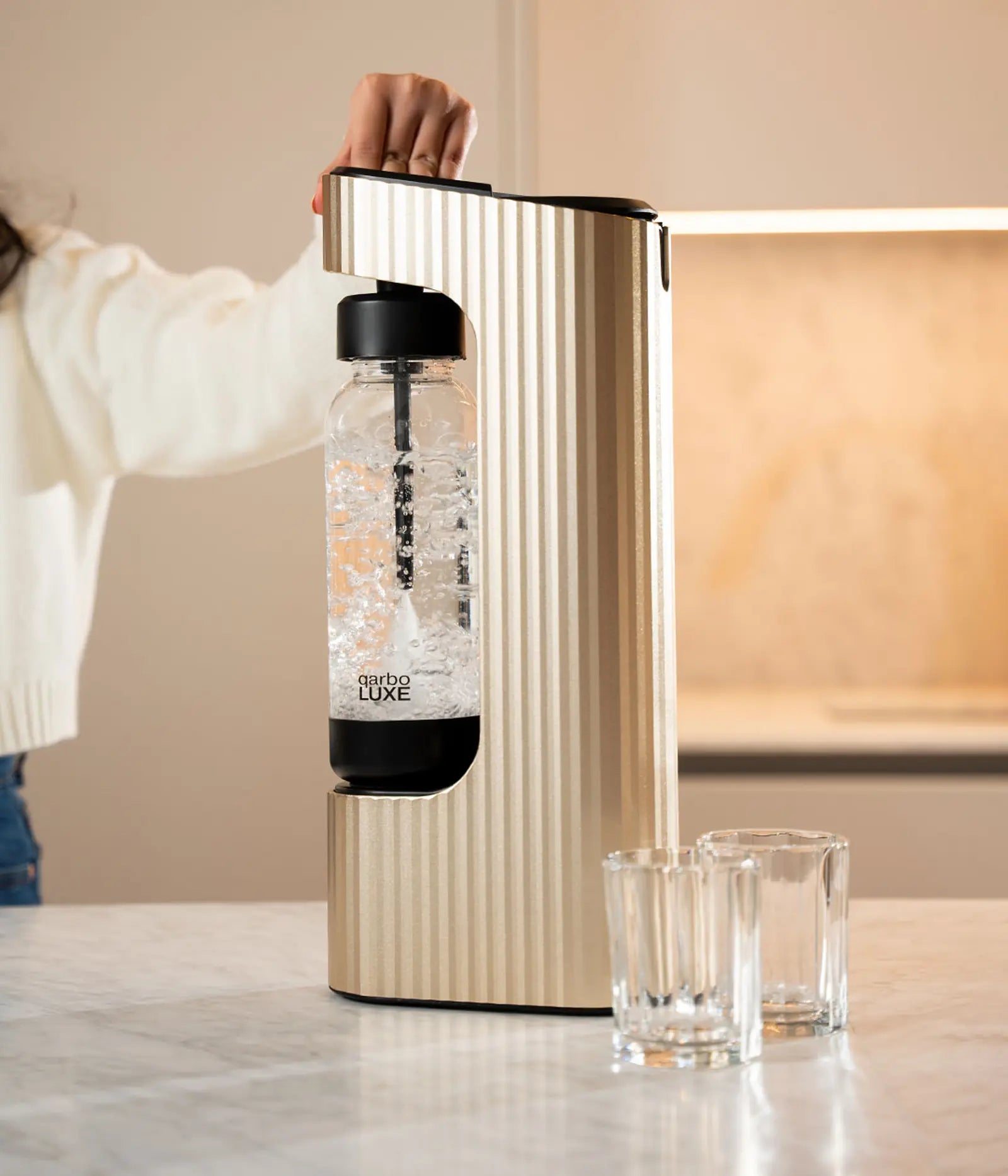 Experience the magic of Qarbo Gold luxury soda maker in your kitchen - استمتع بسحر تحضير المشروبات الفوارة مع ماكينة كاربو الذهبية الفاخرة، بساطة في الاستخدام وفخامة في الضيافة داخل منازل الكويت - Premium Italian-designed beverage system.