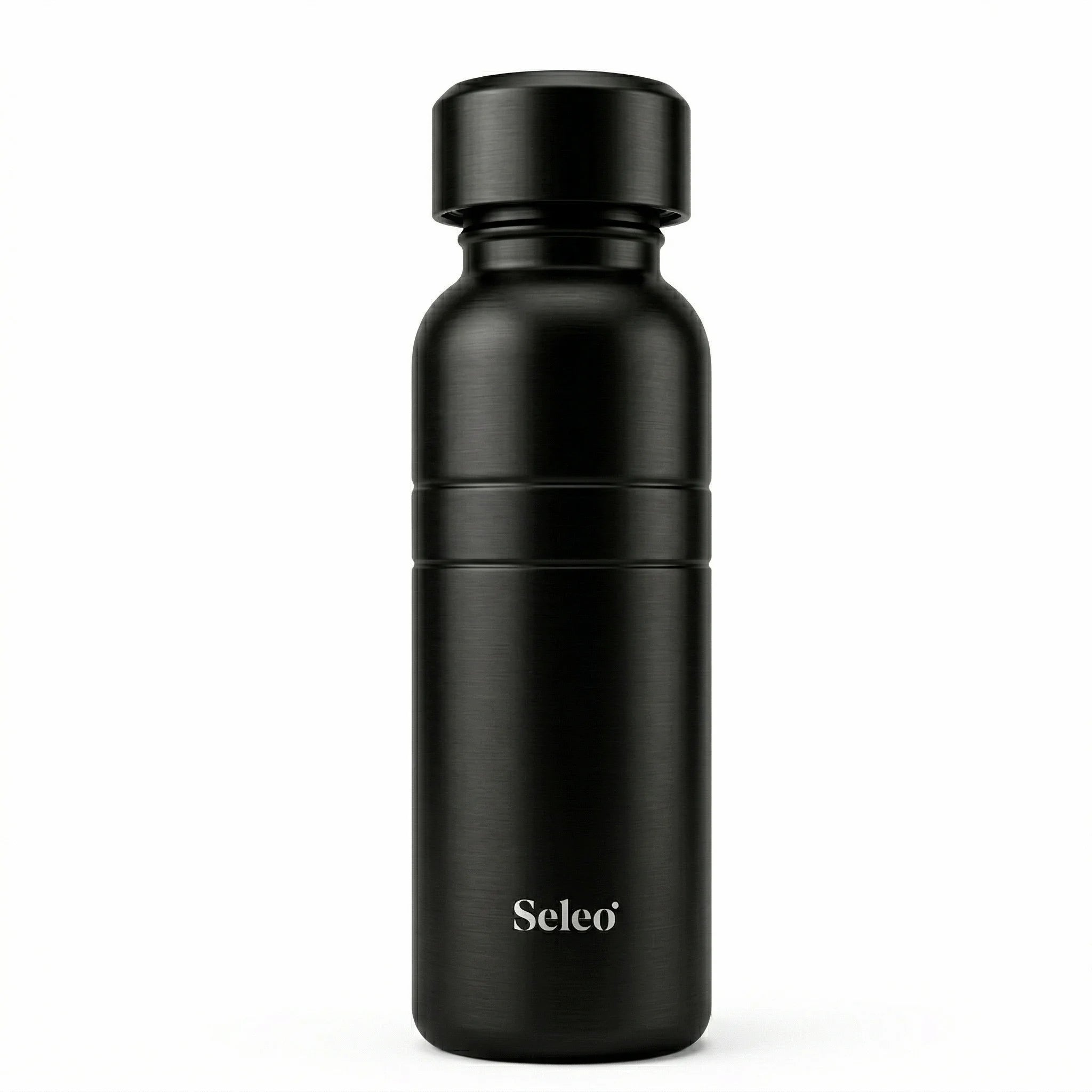 Seleo premium matte black stainless steel reusable water bottle, durable design for carbonated drinks and everyday use.
زجاجة مياه قابلة لإعادة الاستخدام من سيلو (Seleo) باللون الأسود المطفأ مصنوعة من الفولاذ المقاوم للصدأ، تصميم متين للاستخدام اليومي.