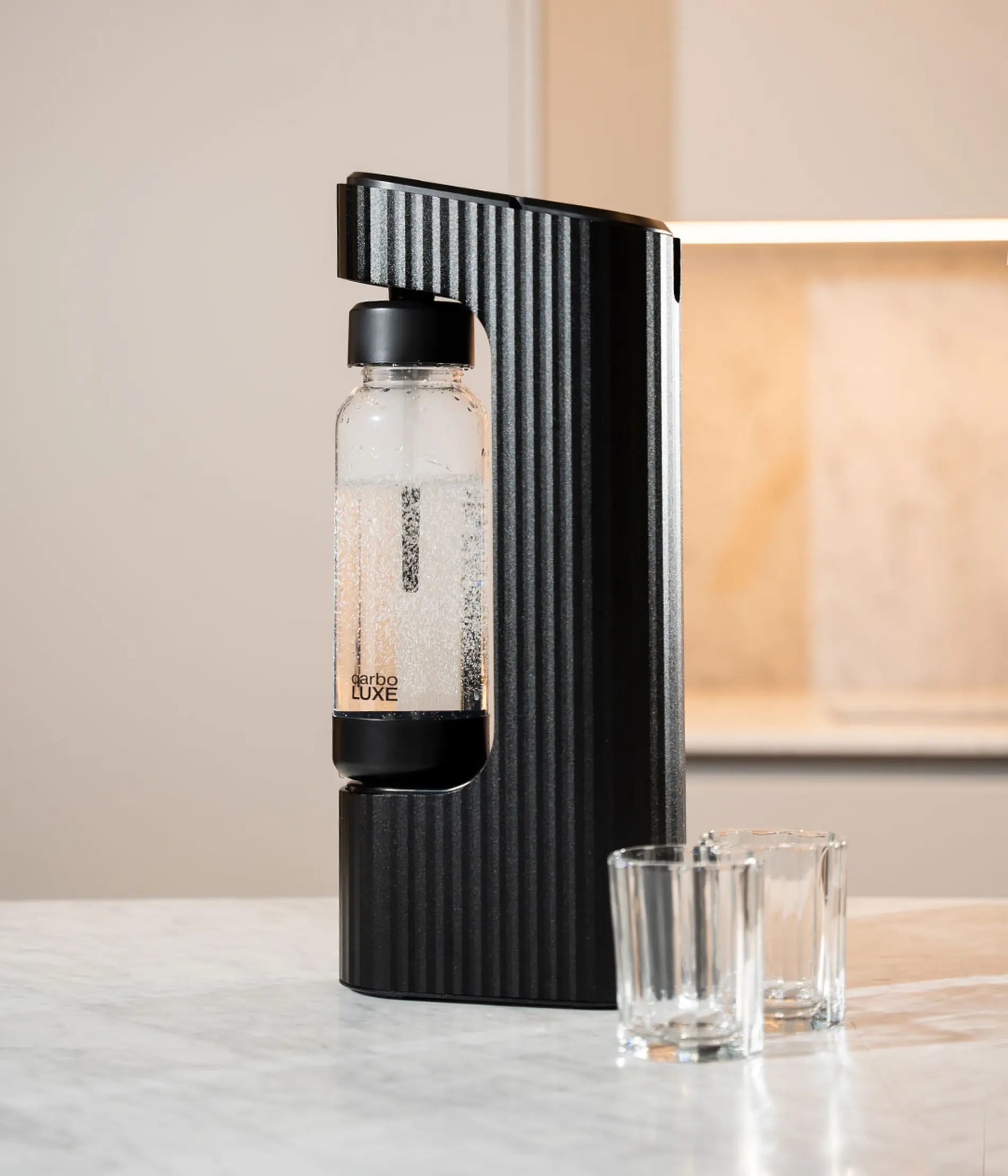 Experience luxury home carbonation with Seleo Qarbo Black Luxe in Kuwait - استمتع بتجربة رفاهية تحضير الصودا والمياه الغازية في منزلك مع سيلو كاربو لوكس الأسود، القطعة الأجمل لمطبخك في الكويت - High-end sparkling water machine for modern living.
