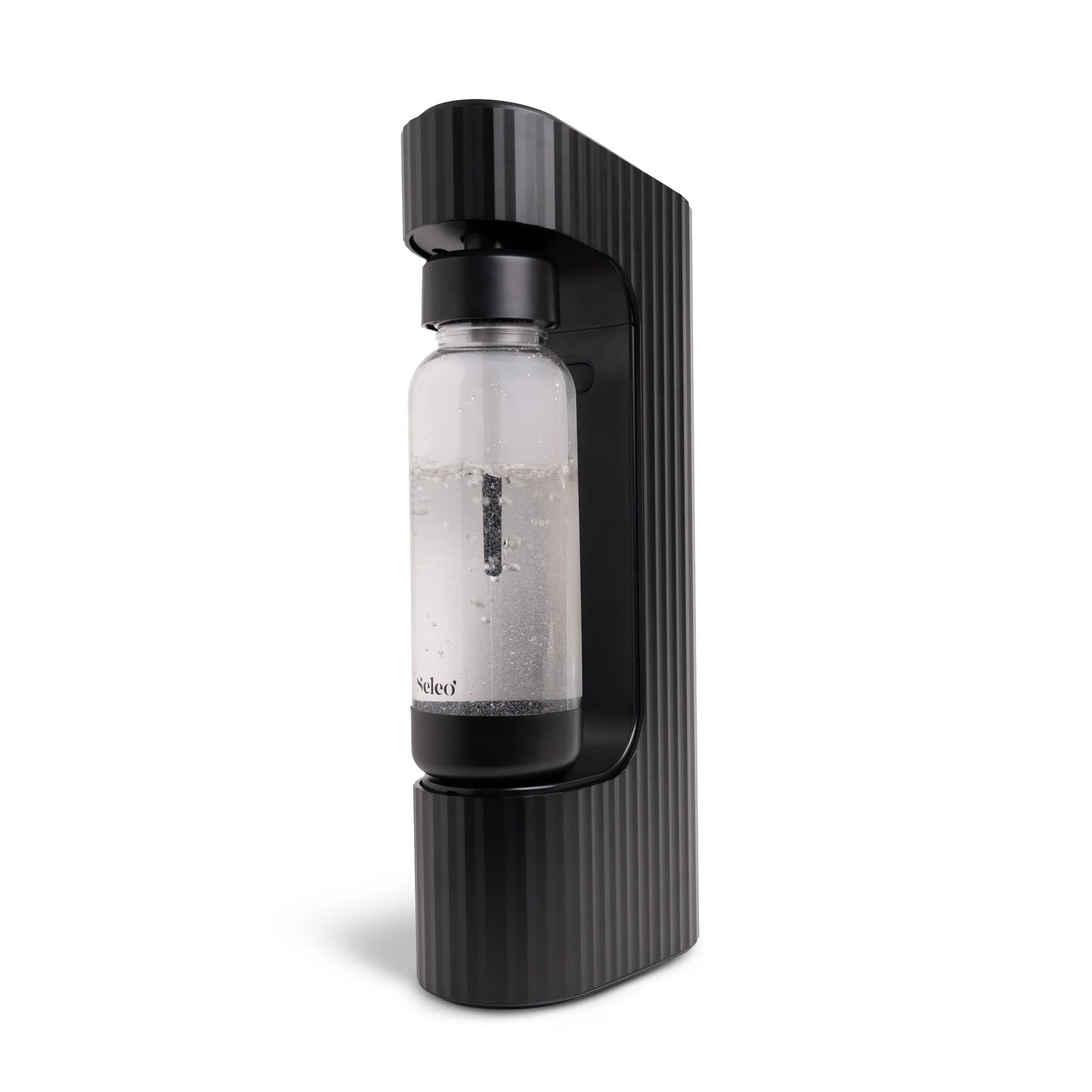 Seleo Qarbo Black luxury soda maker & sparkling water machine available in Kuwait - جهاز سيلو كاربو الفاخر لصنع الصودا والمياه الغازية باللون الأسود المطفأ، الخيار الأول للمطابخ الحديثة في الكويت - Best healthy alternative for carbonated drinks with sleek Kuwaiti home decor style.