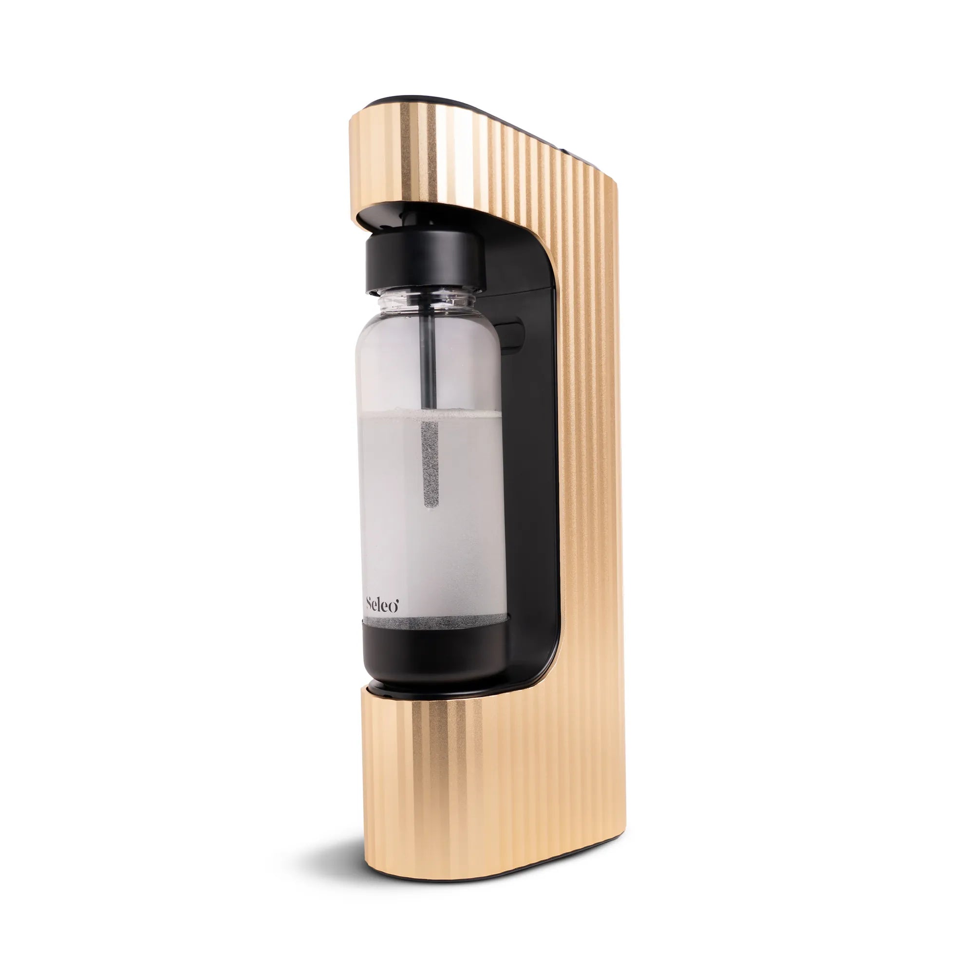 Luxury Seleo Qarbo Gold beverage maker with premium anodized finish available in Kuwait - جهاز كاربو الذهبي الفاخر بتصميم إيطالي وهيكل ألمنيوم متين، أرقى ماكينة لتحضير الصودا والضيافة في الكويت - The gold standard of sparkling water machines