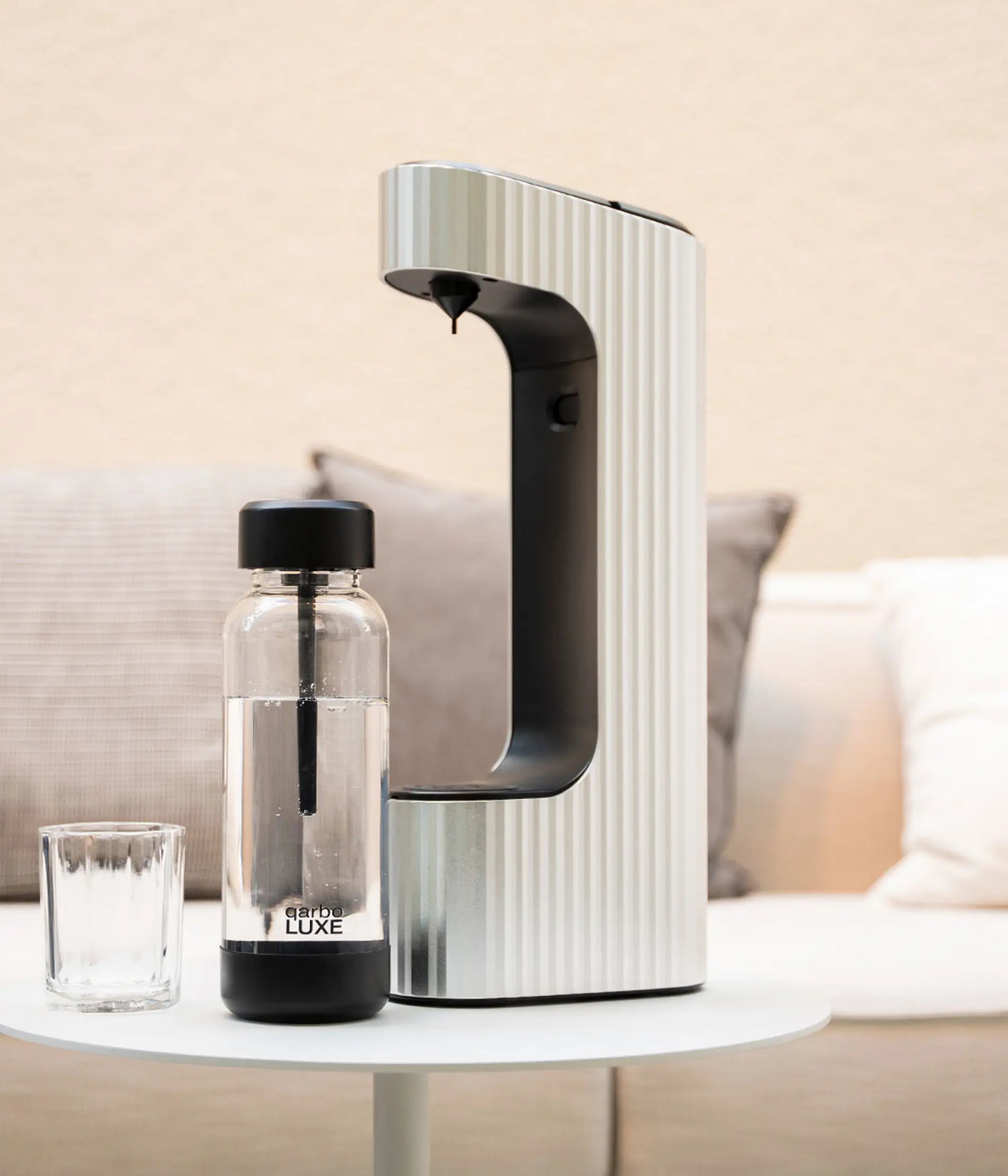 Seleo Qarbo silver soda maker for modern offices and living rooms - ماكينة سيلو كاربو لوكس الفضية لتحضير الصودا في المكاتب والمنازل العصرية بالكويت - Perfect healthy gift idea