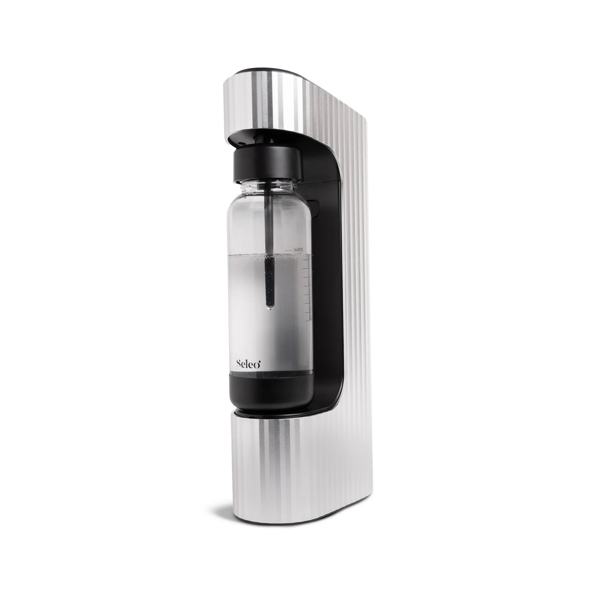 Seleo Qarbo luxury home soda maker in silver finish - ماكينة سيلو كاربو الفاخرة لصنع الصودا والمياه الغازية في المنزل، أفضل جهاز كربنة مياه متوفر في الكويت - High-end sparkling water machine for eco-friendly kitchens