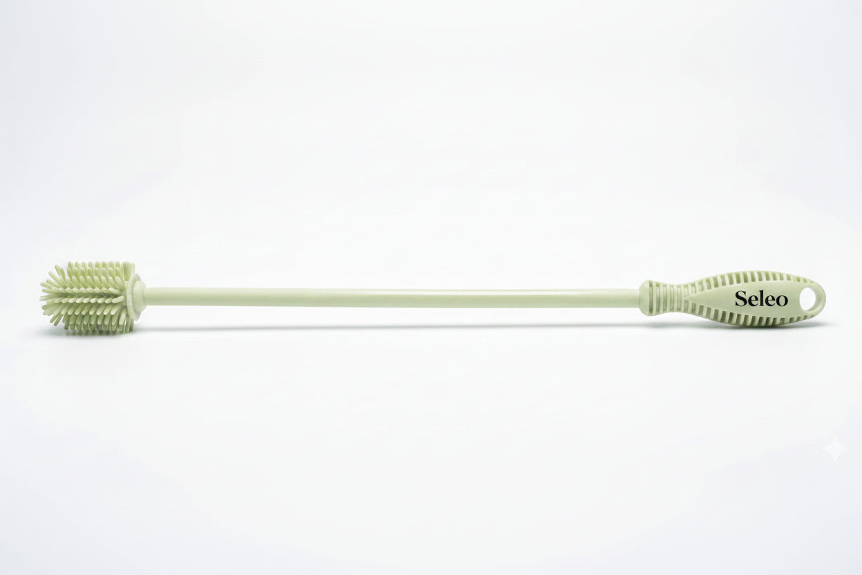 Seleo premium sage green silicone bottle cleaning brush, hygienic design for eco-friendly soda maker bottles, available in Kuwait.
فرشاة تنظيف زجاجات "سيلو" (Seleo) المصنوعة من السيليكون الصحي باللون الأخضر الهادئ، مصممة خصيصاً لتنظيف زجاجات السودا بكفاءة، متوفرة في الكويت.
