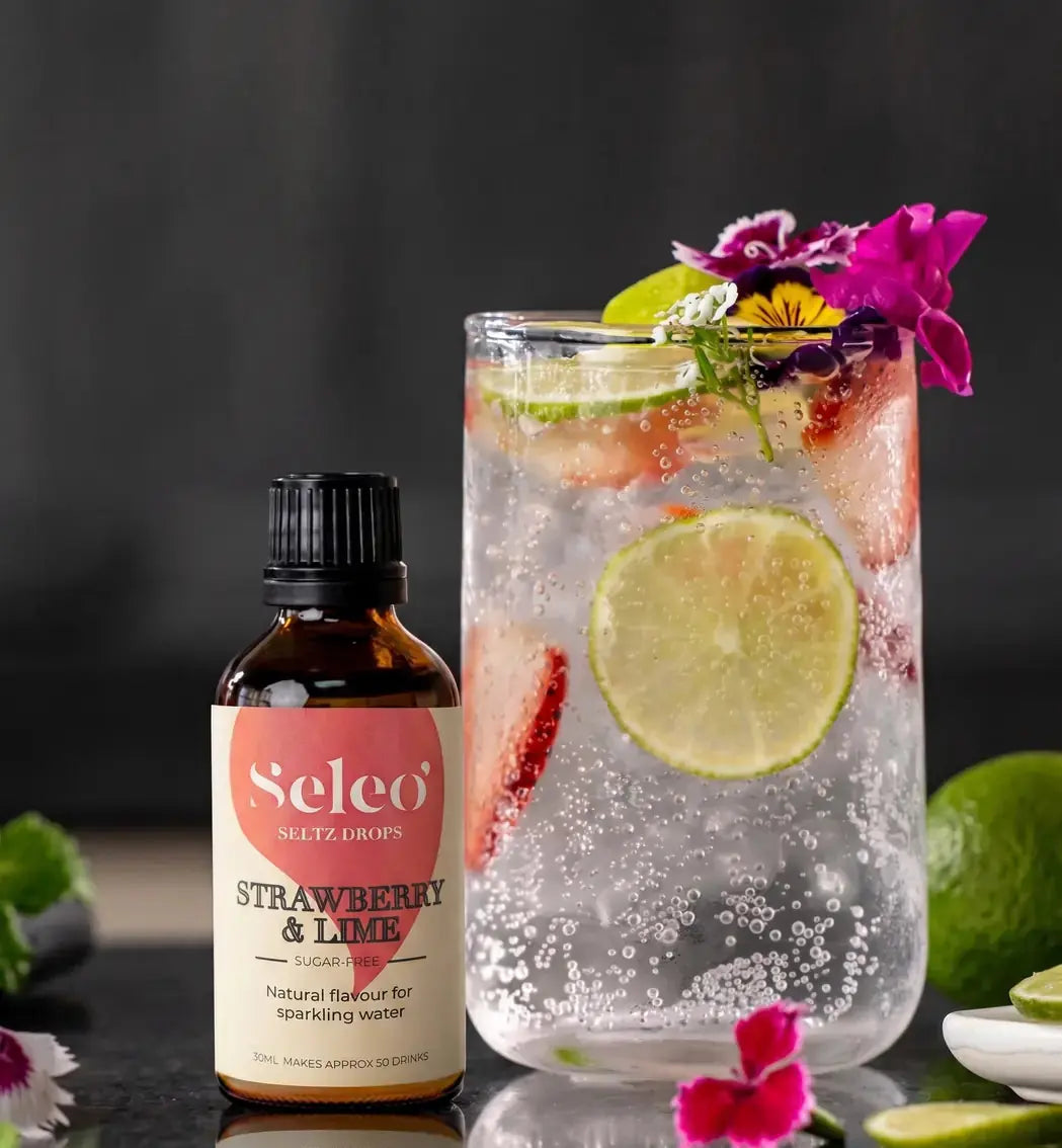 Luxury Seleo Strawberry and Lime seltz drops presentation with iced sparkling water in Kuwait - طريقة تقديم قطرات نكهة الفراولة والليمون الأخضر من سيلو مع الصودا والثلج، لمسة رفاهية لضيافة وموهيتو الصيف في الكويت - Zero sugar refreshment.
